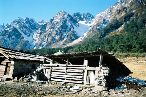 हिमालय उत्तर में जम्मू और कश्मीर से लेकर पूर्व में अरुणांचल प्रदेश तक भारत की अधिकतर पूर्वी सीमा बनाता है