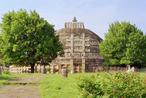 तीसरी शताब्दी में सम्राट अशोक द्वारा बनाया गया मध्य प्रदेश में साँची का स्तूप